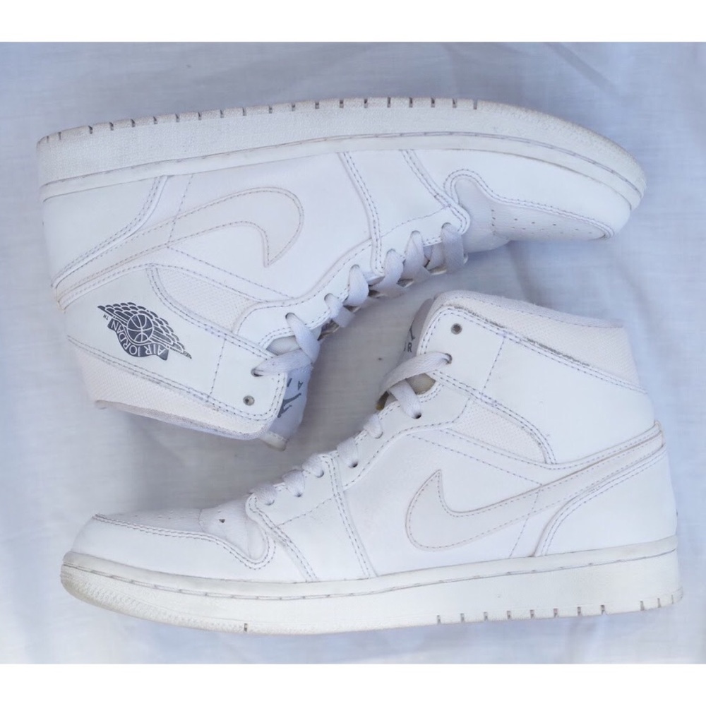 WHITE NIKE AIR JORDAN HIGH TOP SNEAKERS